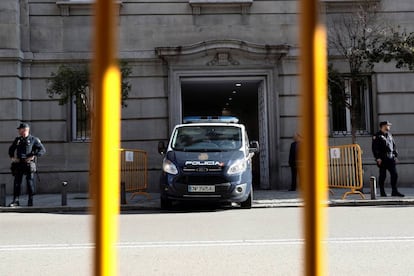 Vista de un furgón policial a su llegada al Tribunal Supremo, el pasado 18 de abril. 