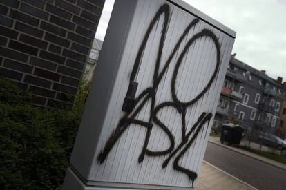 Detalle de un grafiti que reza &quot;ning&uacute;n asilo&quot; en una caja de empalmes en la localidad de Freital (Alemania).