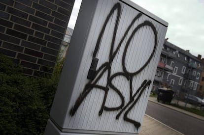 Detalle de un grafiti que reza "ningún asilo" en una caja de empalmes en la localidad de Freital (Alemania).