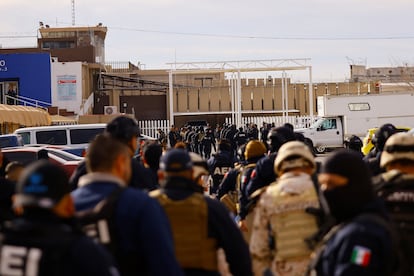 Filas de policías y elementos del Ejército a su llegada al Cereso número 3 de Ciudad Juárez, tras el motín de este domingo. 
