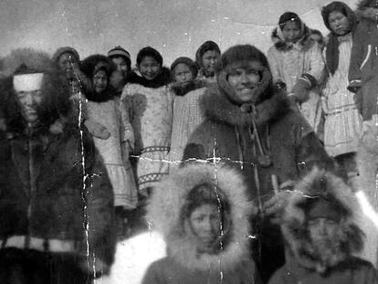 El jesuita español Segundo Llorente, en el centro, con miembros de una comunidad indígena en Alaska, donde fue uno de los primeros evangelizadores en los años treinta y fue acusado años después de abuso de menores.