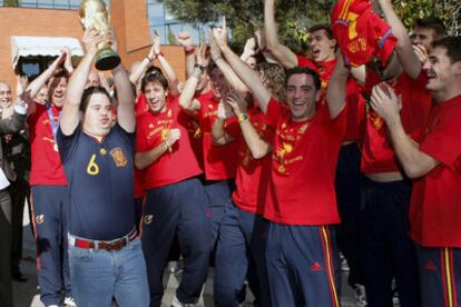 Álvaro del Bosque, hijo del seleccionador, levanta la Copa del Mundo ante los jugadores.