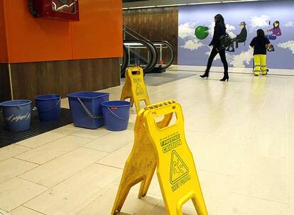 Varios cubos recogen el agua de las goteras en la estación de Moncloa.