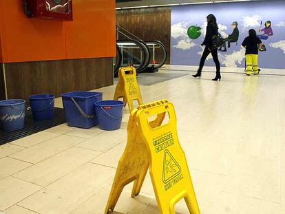 Varios cubos recogen el agua de las goteras en la estación de Moncloa.