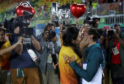 La jugadora brasile&ntilde;a de rugby-7 Isadora Cerullo besa a Marjorie Yuri Enya, voluntaria de la organizaci&oacute;n, que le pidi&oacute; matrimonio en el evento. 