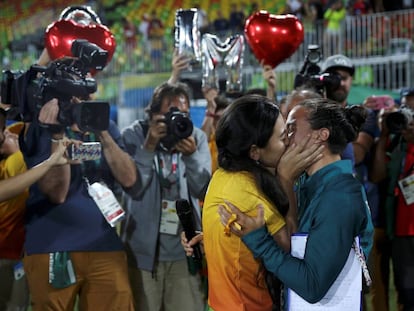 La jugadora brasile&ntilde;a de rugby-7 Isadora Cerullo besa a Marjorie Yuri Enya, voluntaria de la organizaci&oacute;n, que le pidi&oacute; matrimonio en el evento. 