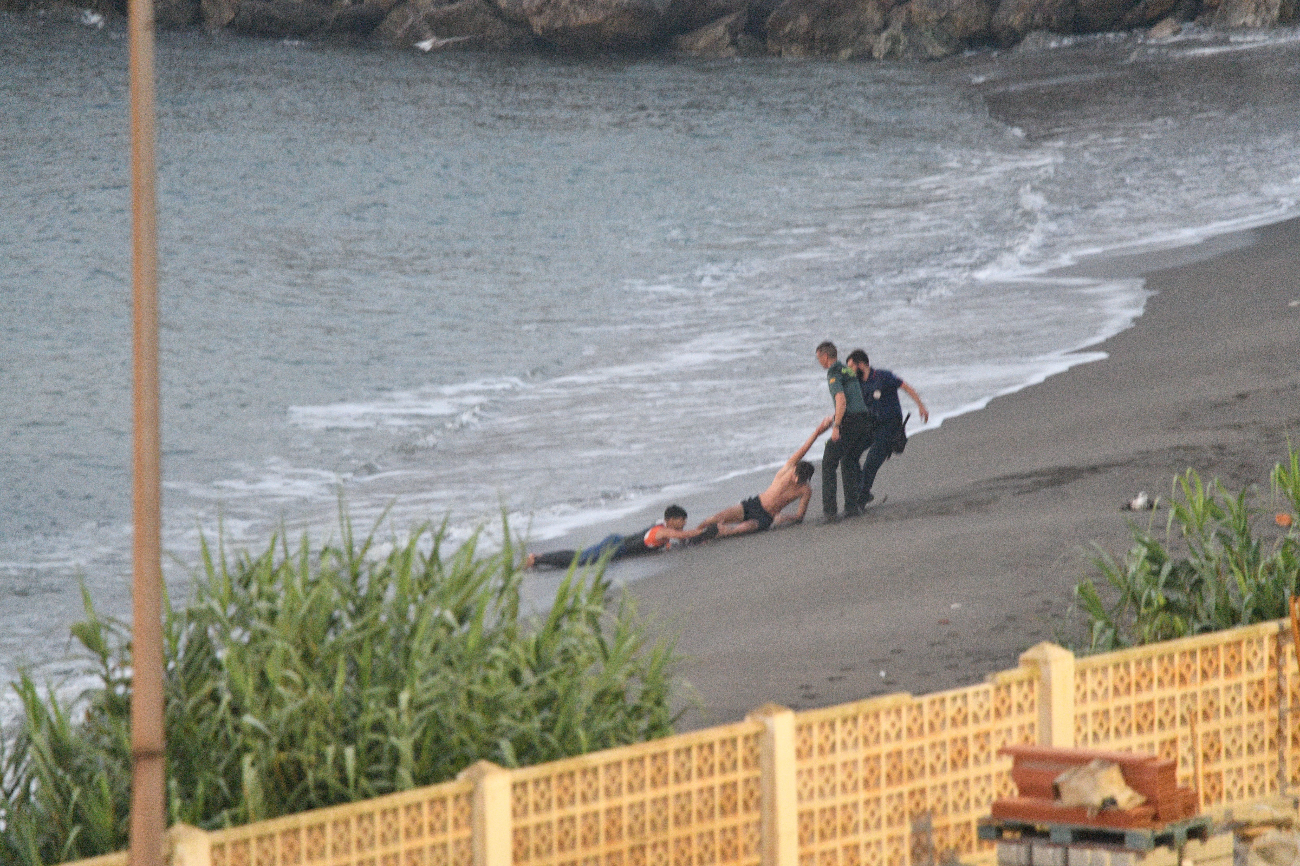 Dos jóvenes migrantes en una playa de Ceuta piden ayuda a la Guardia Civil