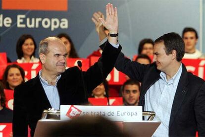 Manuel Chaves y José Luis Rodríguez Zapatero saludaron al término del acto celebrado ayer en Sevilla.