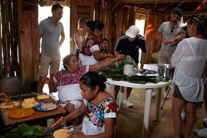 Todos participan durante los preparativos. Unos limpian las hojas de plátano, otros colocan la carne de pollo y cerdo dentro de la masa de harina de maíz. 
Este plato tradicional se cocina dentro de un hueco cavado en la tierra. Se tapa con hojas de palmera y, sobre ellas, se hace una fogata.