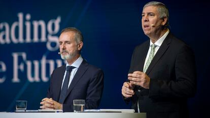 Marc Murtra, presidente de Indra y José Vicente de los Mozos, consejero delegado.