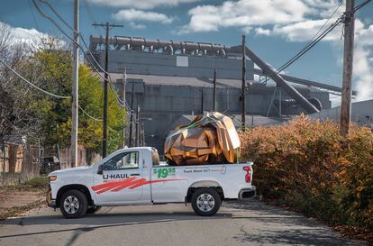 El artista ha colocado la escultura en las calles de Pittsburgh y Braddock, una pequeña ciudad que solía ser el centro de la industria siderúrgica estadounidense. |
