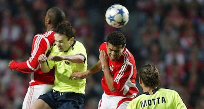 Partido de ida de cuartos de final de la Champions entre el Benfica y el Barcelona en 2006.