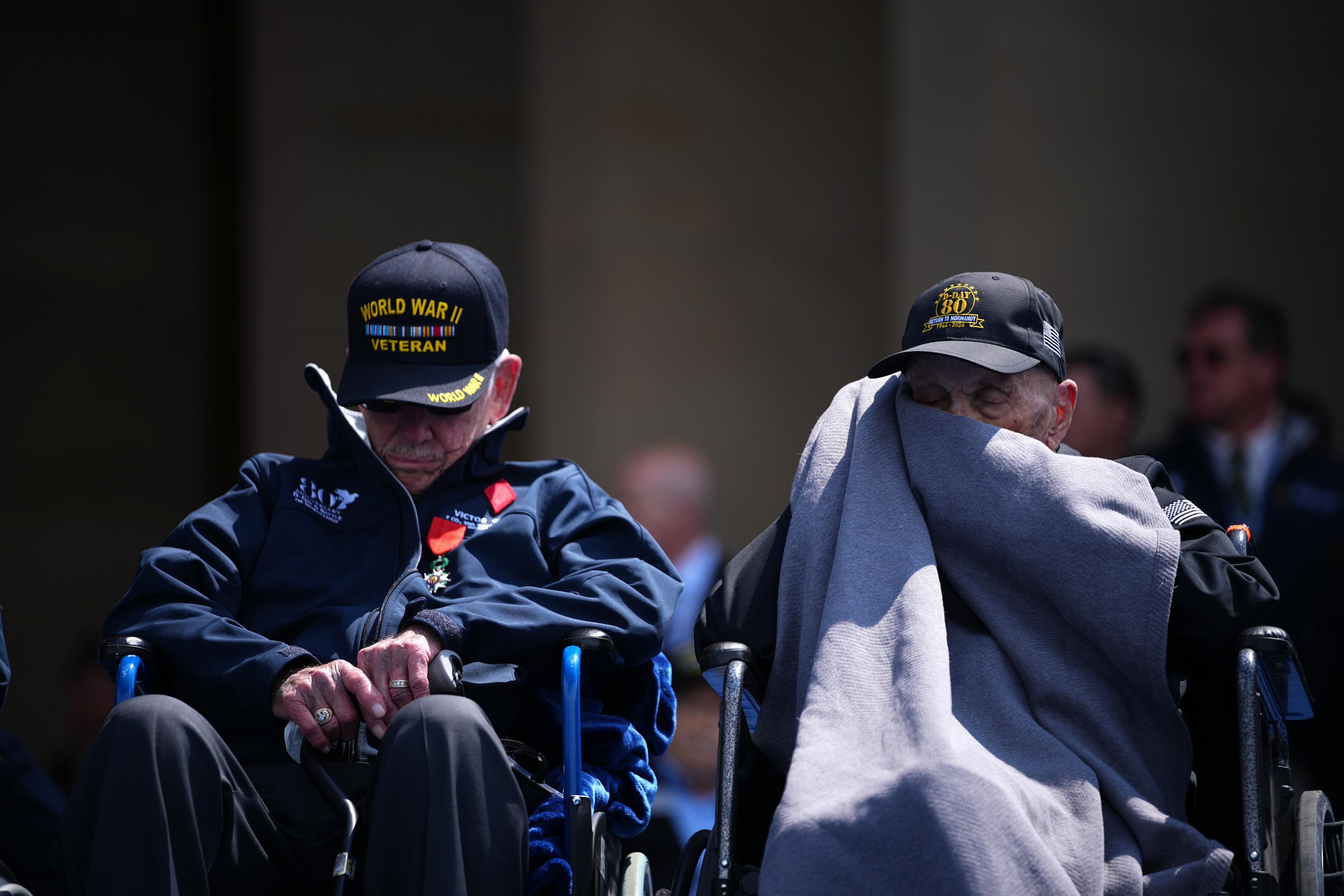 Veteranos estadounidenses de la Segunda Guerra Mundial, atienden a la ceremonia conmemorativa celebrada este jueves en el cementerio de Colleville-sur-mer (Normandía).