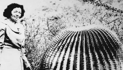 Helia Bravo Hollis en el jardín botánico de la Reserva de Biósfera de Tehuacán