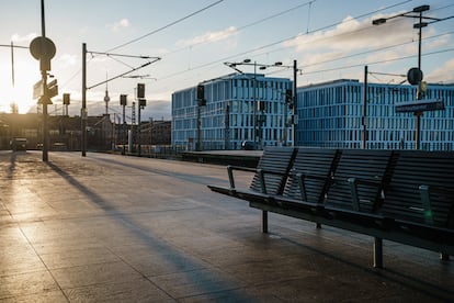 Asientos vacíos en un andén de la Estación Central de Berlín durante la huelga nacional de advertencia de transporte, convocada este lunes en Alemania.