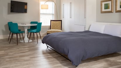 Ahorra espacio en tu hogar con una cama plegable. GETTY IMAGES.