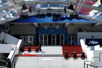 Instalación de la alfombra roja en Cannes, el lunes por la tarde.