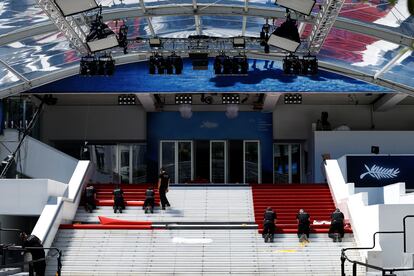 Instalación de la alfombra roja en Cannes, el lunes por la tarde.