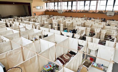 Sistema de partición hecho con papel del arquitecto Shigeru Ban en Fukushima (Japón) en 2011.