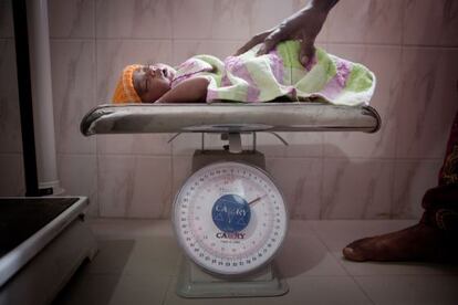 Un bebé de seis días durante su primer chequeo médico en una clínica de Save the Children en Bangladesh.