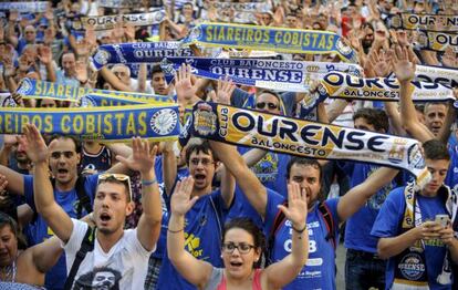 Manifestaci&oacute;n de aficionados del Ourense en julio reclamando una plaza en la ACB para su equipo.