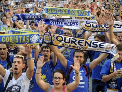 Manifestaci&oacute;n de aficionados del Ourense en julio reclamando una plaza en la ACB para su equipo.