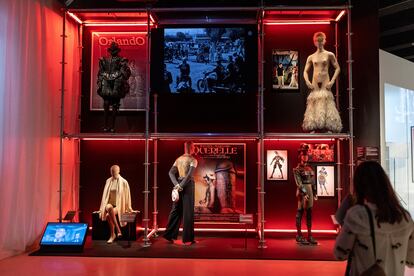Vista de alguno de los trajes que forman parte de la exposición "Cine y moda. Por Jean Paul Gaultier" en el Caixaforum de Madrid el 17 de febrero de 2022.
