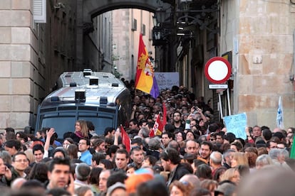 El gentío abarrota los aledaños de la plaza Sant Jaume de Barcelona en protesta por el tijeretazo en  Sanidad y Educación en Cataluña.