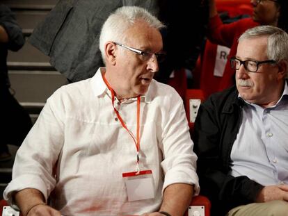 Cayo Lara (I) conversa con Ignacio Fern&aacute;ndez Toxo en la Asamblea Federal de IU.