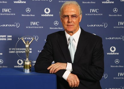 Franz Beckenbauer posa con el trofeo Laureus en el año 2008, con el que fue galardonado por su trayectoria. 