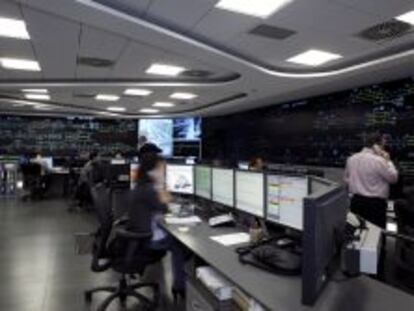 Varias personas trabajando en el Centro de Control de Atocha, dotado tambi&eacute;n con el sistema DaVinci.