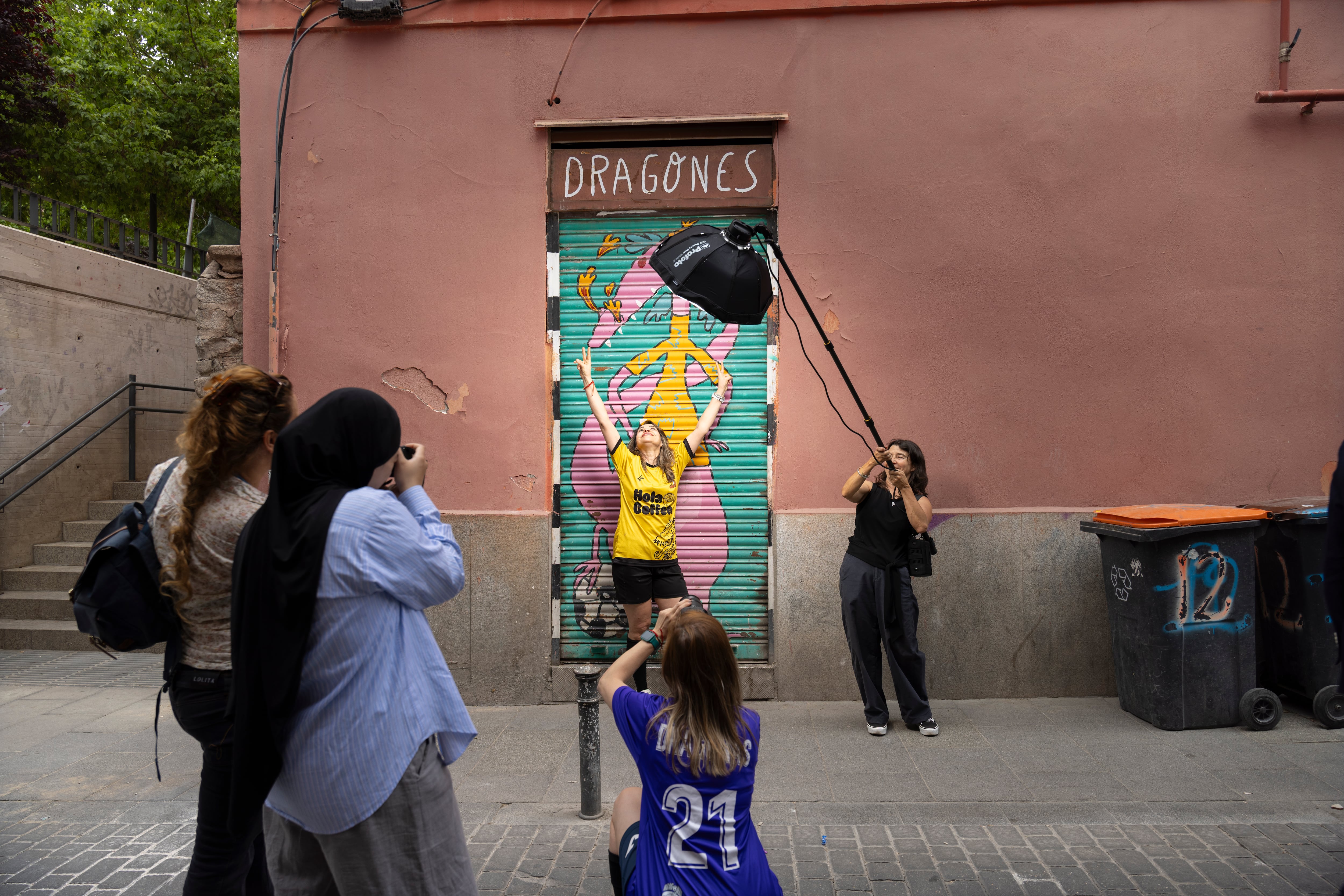Las Madres Dragonas del barrio de Lavapiés retratan su maner
