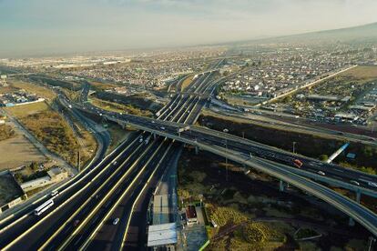 Nudo de autopistas Circuito Exterior Mexiquense, realizado por OHL en México. 