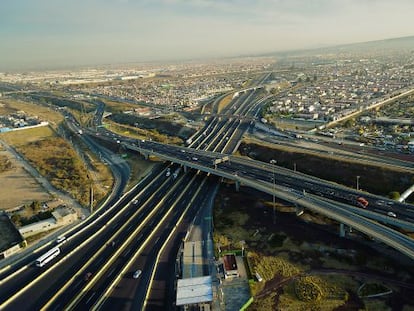 Nudo de autopistas Circuito Exterior Mexiquense, realizado por OHL en México. 