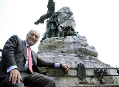 Esteban Parro, en el monumento de la plaza de Pradillo.