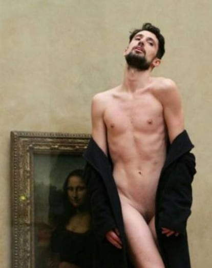 Adrián Pino frente a la Mona Lisa en el Louvre, París.