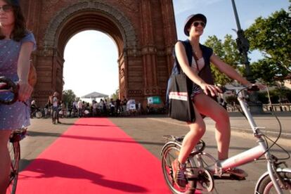 Cycle Chic Breakfast, esta mañana en el Arco de Triunfo de Barcelona.