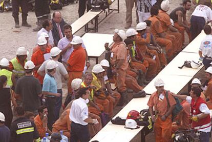 Los trabajadores rescatados, poco después de salir del túnel donde estuvieron atrapados cinco horas.