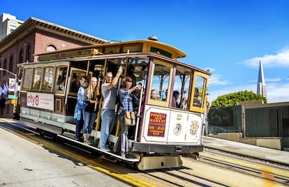 Uno se sube a un funicular (cable car) de San Francisco y se imagina a Steve McQueen adelantando como una flecha en su Ford Mustang persiguiendo a los malos por alguna de esas empinadísimas calles. Hoy sobreviven tres de las 23 líneas que llegaron a funcionar en la ciudad californiana, pero, por lo limitado de sus recorridos, son más turísticas que otra cosa. Como recorridos viajeros también destaca el autobús número 37, de Corbett a Twin Peaks, que pasa por Cole Valley, Haight-Ashbury o Buena Vista Heights. Los pasajeros descubren así otra manera de ver el emblemático Golden Gate, disfrutan de unas hermosas vistas de la ciudad y pueden subir y bajar en cualquier punto ya que el autobús se detiene cada dos manzanas (esta línea tiene 50 paradas). El precio, 2,50 dólares (2,15 euros), incluye transbordos durante 90 minutos. Más información: <a href=