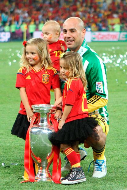 Reina posa orgulloso de la copa y de sus hijos.