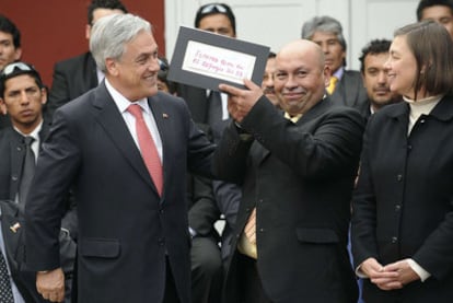 El presidente chileno, Sebastián Piñera, junto al minero José Ojeda, en Copiapó en el primer aniversario del rescate.