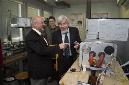 Rolf Heuer, director del CERN (a la derecha) junto a su colega Pier Oddone, director de Fermilab, (izquierda) durante una visita de este último al laboratorio europeo el pasado miércoles.
