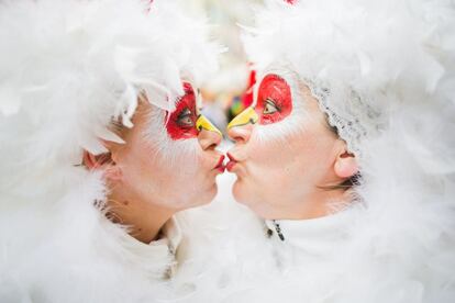 Dos mujeres disfrazadas con ocasión del carnaval posan mientras celebran el inicio de la temporada de calor en el Carnaval de la Mujer, en Colonia (Alemania).