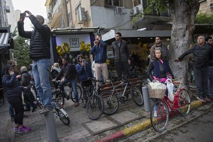 Varias personas miran la escena tras el tiroteo en Tel Aviv (Israel). Dos personas resultaron muertas y otras siete heridas en el tiroteo que tuvo lugar en un céntrico pub de Tel Aviv.