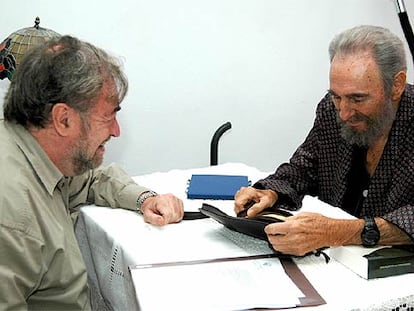 El escritor y diputado argentino Miguel Bonasso conversa con Fidel Castro en La Habana.