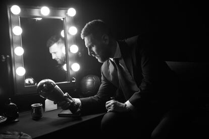 El jugador argentino del Barcelona Lionel Messi es fotografiado junto a su trofeo como Mejor Jugador Masculino de la FIFA, en el teatro de la Scala de Mián (Italia) el 23 de septiembre.