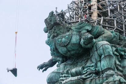 Vista de una escultura del dios hindú Visnú en proceso de construcción en el parque Garuda Wisnu Kencana en Ungasan (Indonesia). La estatua del dios, que irá acompañada del pájaro mitológico Garuda, se pretende que sea la más grande del mundo con unos 120 metros de altura y 64 metros de ancho y se terminará de construir en septiembre de 2018.