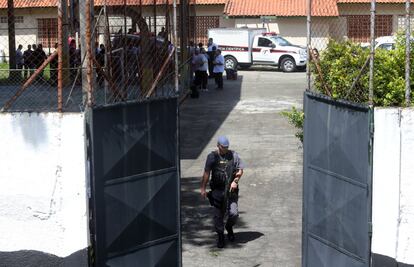 Dois jovens, um de 17 e outro de 25 anos, invadiram a escola estadual Raul Brasil, em Suzano, na Grande São Paulo, na manhã desta quarta-feira e atiraram aleatoriamente, deixando pelo menos oito mortos. A dupla morreu após o ataque. Na imagem, movimentação de policiais em frente à escola