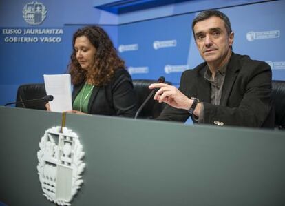 El secretario general de Paz del Gobierno Vasco, Jonan Fernández, y la directora de Víctimas, Monika Hernando, durante su comparecencia en Bilbao.
