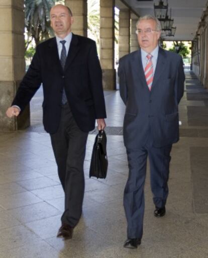 Antonio Fernández con su abogado en los juzgados de Sevilla.